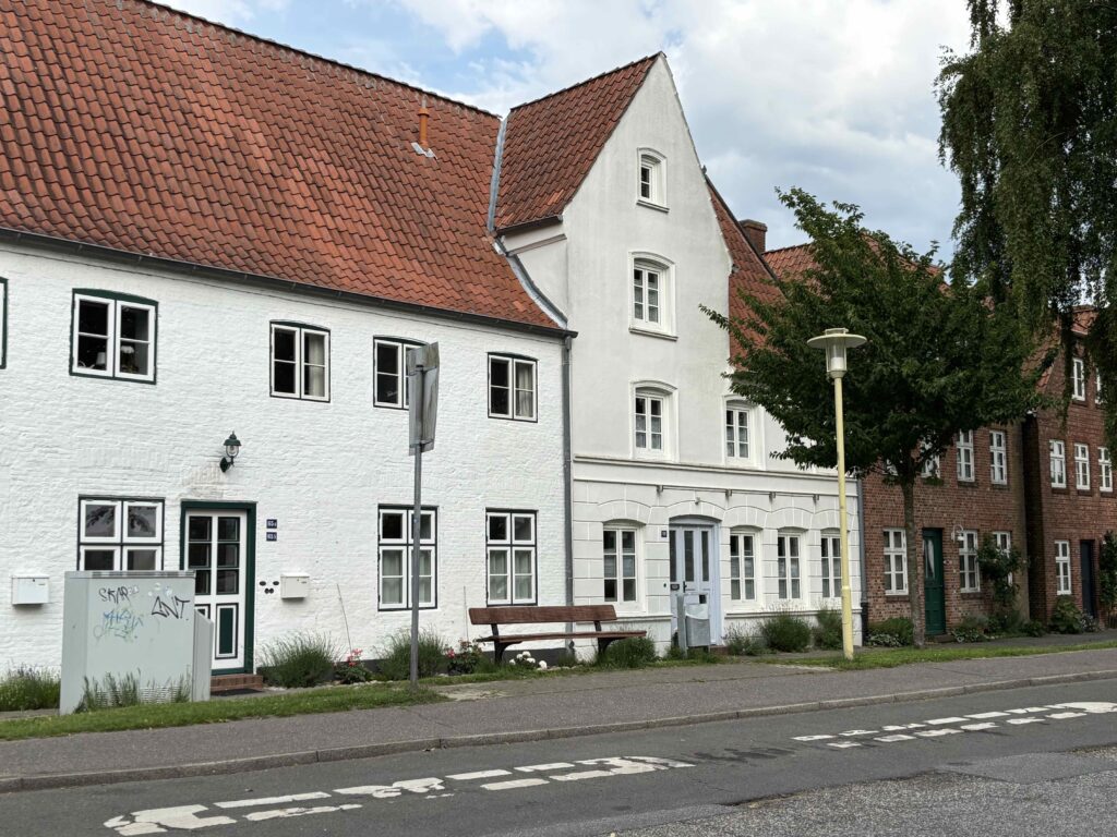 An der Busbucht in der Straße am Fleth präsentiert sich der Bridgeclub Glückstadt mit Unterstützenden aus befreundeten Clubs bei den Matjeswochen am 15. Juni